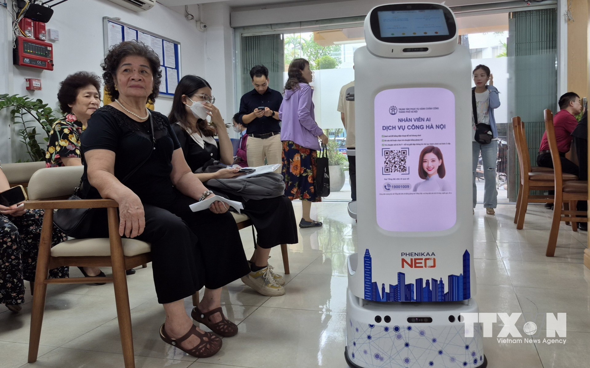 Robot AI có thể di chuyển hỗ trợ người dân thực hiện các thao tác giải quyết thủ tục hành chính. (Ảnh: Nguyễn Thắng/TTXVN)